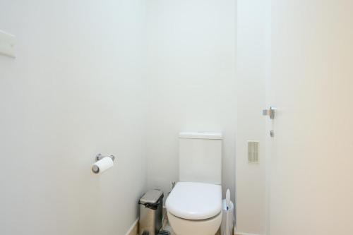 Bright Townhome with Courtyard in Neutral Bay - image 3