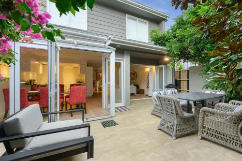 Bright Townhome with Courtyard in Neutral Bay - image 11