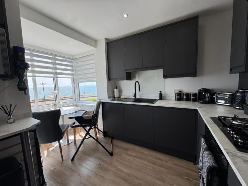 Worthing Beach 180 - Sea View 2 Bed Apartment With Private Parking - Brighton & Hove