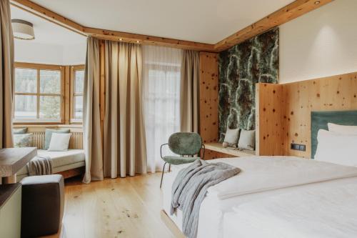 1 queen bed, 1 sofa bed