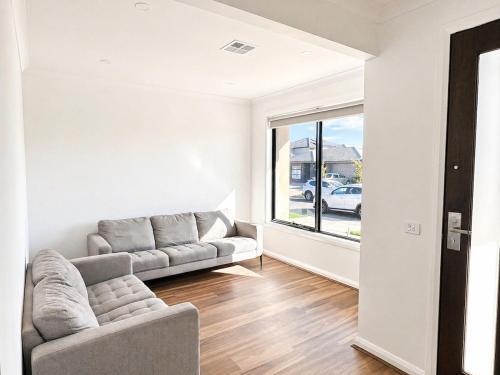 Modern 4BR Home 3 Master Ensuites Family Stays