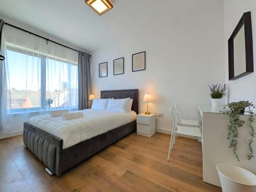 Stylish Rooms Near Airport & City Centre Parking — other in Heald Street, Liverpool United Kingdom, L19 2LY