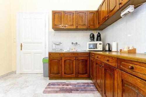 Spacious Stay 3BDR Getaway Suite by NW - image 12