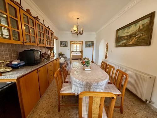 設施, Authentic 5 Bedroom Stone Villa with Pool in Kathikas in 卡蒂卡斯帕福斯