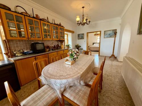設施, Authentic 5 Bedroom Stone Villa with Pool in Kathikas in 卡蒂卡斯帕福斯