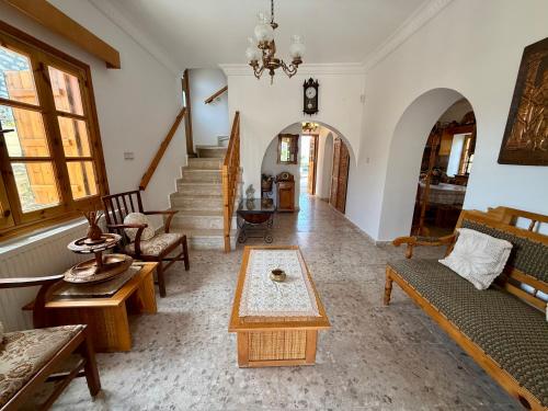 Authentic 5 Bedroom Stone Villa with Pool in Kathikas in 卡蒂卡斯帕福斯