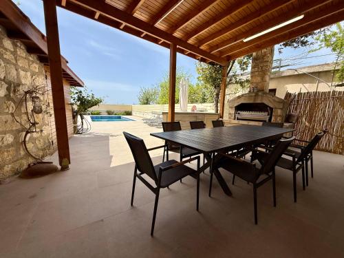 陽台/露台, Authentic 5 Bedroom Stone Villa with Pool in Kathikas in 卡蒂卡斯帕福斯