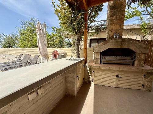 設施, Authentic 5 Bedroom Stone Villa with Pool in Kathikas in 卡蒂卡斯帕福斯