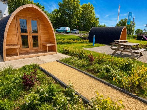 Tiny House aan het Water - Jachthaven Waterkant – khách sạn tại Dinteloord