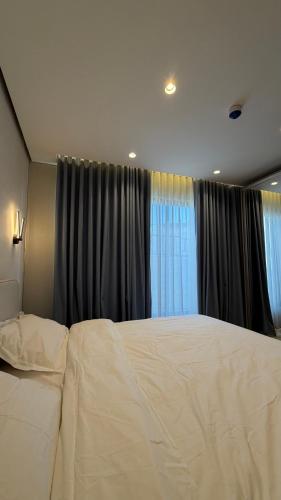 213 tara-JRE Jabal Al Lweibdeh with stunning view - main image