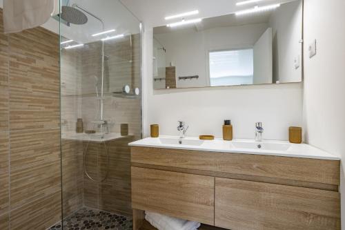 Kylpyhuone, Emeraude Lodge - À 5 km de la plage (Emeraude Lodge - A 5 km de la plage) in Le Carbet
