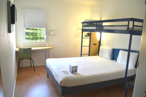 1 double bed, 1 twin bed
