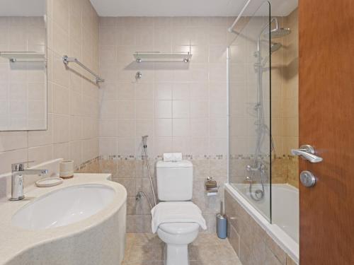 Luxurious 1BR w Sofa Bed Sleeps 4 In Marina View - image 11
