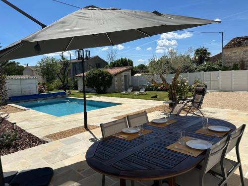 Úszómedence, L'escapade Vendéenne - Grand jardin 4 chambres (L'escapade Vendeenne - Grand jardin 4 chambres) in Le Gue De Velluire