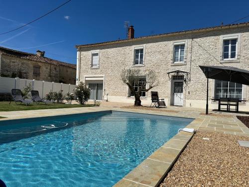 Úszómedence, L'escapade Vendéenne - Grand jardin 4 chambres (L'escapade Vendeenne - Grand jardin 4 chambres) in Le Gue De Velluire