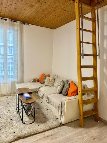 Bright Paris Apartment Separate Bedroom and Living Room near Nord Mayenne