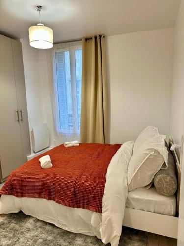 Bright Paris Apartment Separate Bedroom and Living Room near Nord Mayenne