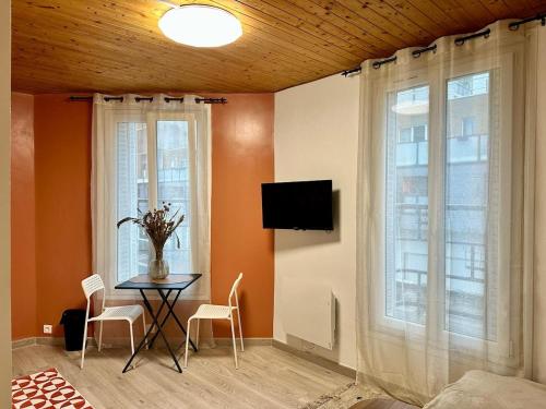 Bright Paris Apartment Separate Bedroom and Living Room near Nord Mayenne