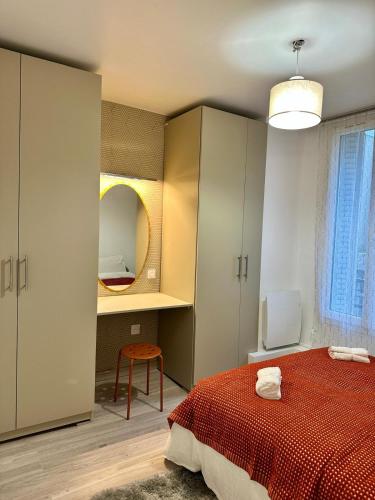 Bright Paris Apartment Separate Bedroom and Living Room near Nord Mayenne
