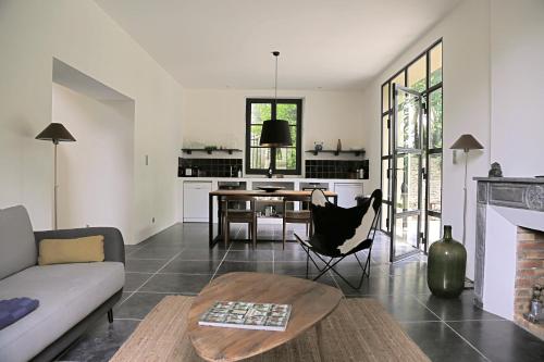Kitchen, Le Pavillon Du Regisseur in Montlaur