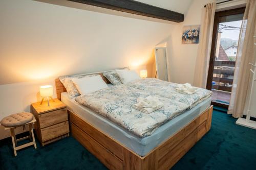 Balkons/terase, Tiny House with Jacuzzi by the Dobra River near Karlovac by Destination GREEN Croatia in Donje Pokuplje