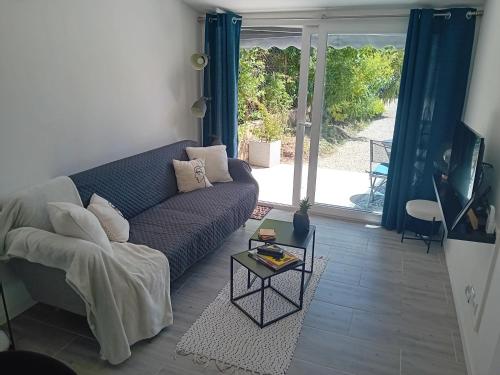 Appartement T2, extérieur et parking, Avignon à 5 min (T2 avec exterieur et parking - Quartier pavillonaire calme -Proche commerces et bus - Avignon a 5 mi) in Les Angles (Languedoc-Roussillon)