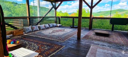 Спільний лаунж/ТБ зона, Bosnian Pyramid Glamping in Вісоко