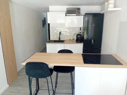 Appartement T2, extérieur et parking, Avignon à 5 min (T2 avec exterieur et parking - Quartier pavillonaire calme -Proche commerces et bus - Avignon a 5 mi) in Les Angles (Languedoc-Roussillon)