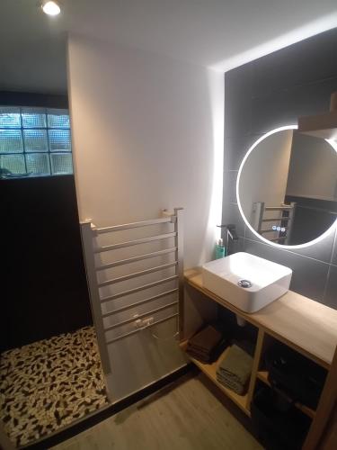 Appartement T2, extérieur et parking, Avignon à 5 min (T2 avec exterieur et parking - Quartier pavillonaire calme -Proche commerces et bus - Avignon a 5 mi) in Les Angles (Languedoc-Roussillon)