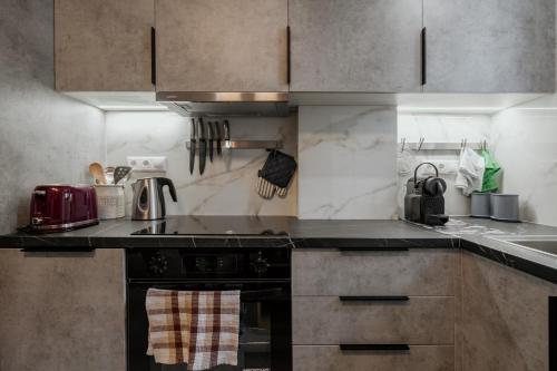 1BR Brand New Suite Private Parking Near Metro - image 4
