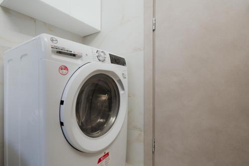 1BR Brand New Suite Private Parking Near Metro - main image