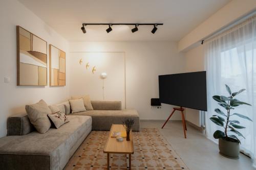 1BR Suite Apt City Views Metro Pvt Parking - image 3