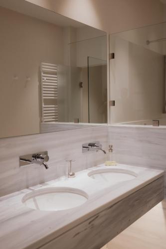 Bright & Luxurious 3BR Suite Near Metro By Museum - image 4