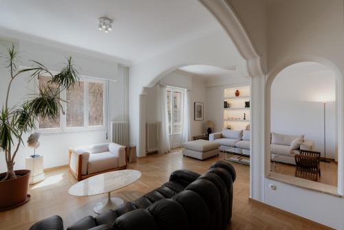 Bright & Luxurious 3BR Suite Near Metro By Museum - image 14