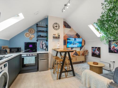 Upbeat Jungle Loft Apartment