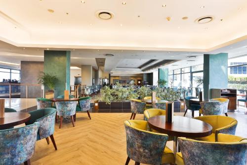 レストラン, ホリデイ イン ヨハネスブルグ ローズバンク バイ IHG (Holiday Inn Johannesburg-Rosebank By IHG) in ヨハネスブルグ