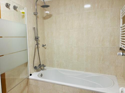 Quarto próximo aeroporto (Quarto proximo aeroporto) in กามาราเต