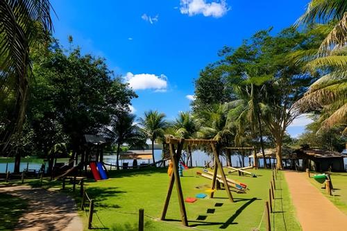 Játszótér, Pontal do Lago Flat Residence, aproveite dias incriveis em familia as margens do lago Corumba in Vila Olegario