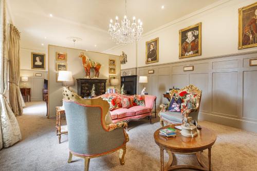 The Kings Arms and Royal Hotel, Godalming, Surrey - The Coaching Inn Group in Γκίλντφορντ