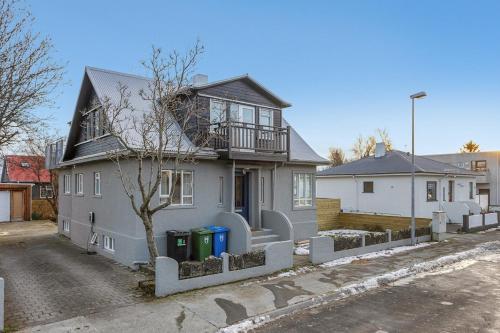 Spacious Two Floor Home in Central Reykjavik – khách sạn tại Laugardalur