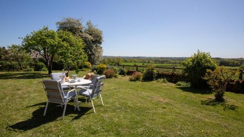 Dārzs, Priors Mead Cottage in Loverbodingtona