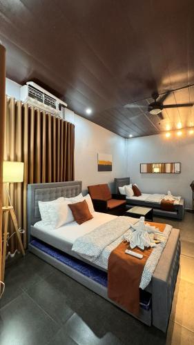 2 double beds, 1 twin bed