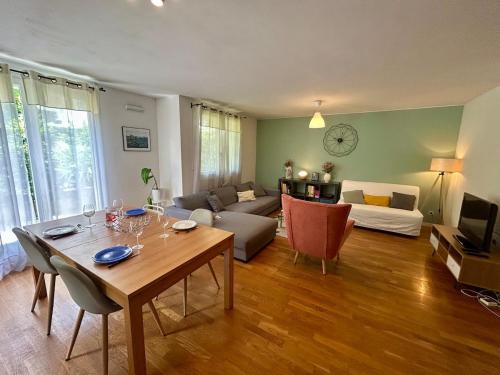 Secret Garden with 2 Bedrooms, Garage, Terrace