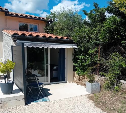Appartement T2, extérieur et parking, Avignon à 5 min (T2 avec exterieur et parking - Quartier pavillonaire calme -Proche commerces et bus - Avignon a 5 mi) in Les Angles (Languedoc-Roussillon)