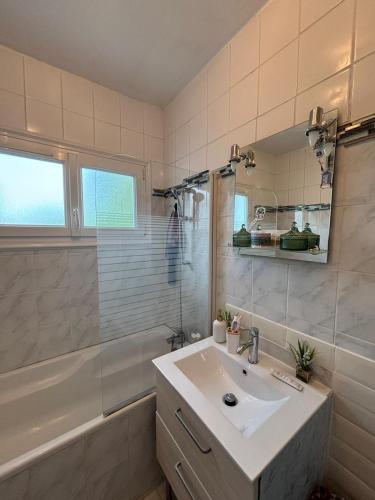 Maison de ville mitoyenne 4 chambres proche plages in Moon-sur-Elle