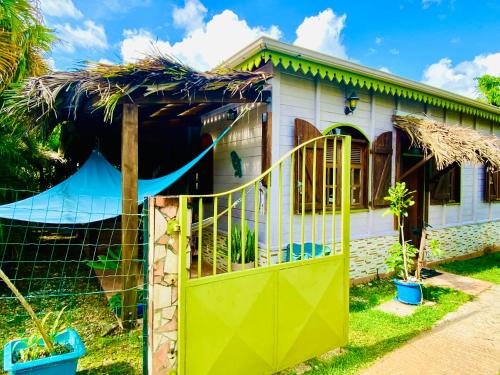 Charmant lodge creole avec piscine et jardin tropical in เลอ ลามงตัน
