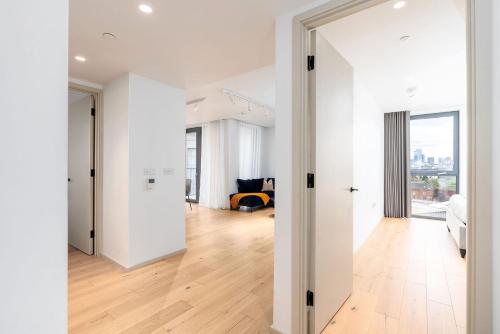 Luxury 2 Bed 2 Bath King Cross with Terrace - image 10