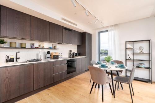 Luxury 2 Bed 2 Bath King Cross with Terrace - image 4