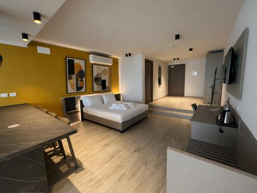 1 queen bed, 1 sofa bed