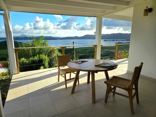 Varanda/terraço, Bas de villa avec vue sur la baie du Robert in Hyacinthe